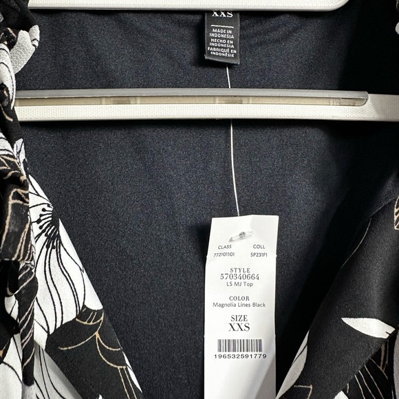 White House Black Market Fitted Wrap Blouse Black and White - Picture 3 of 10